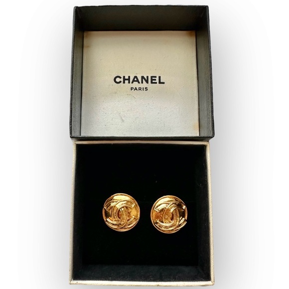 SOLD Chanel Vintage CC Clip-On Earrings - Picture 6 of 7